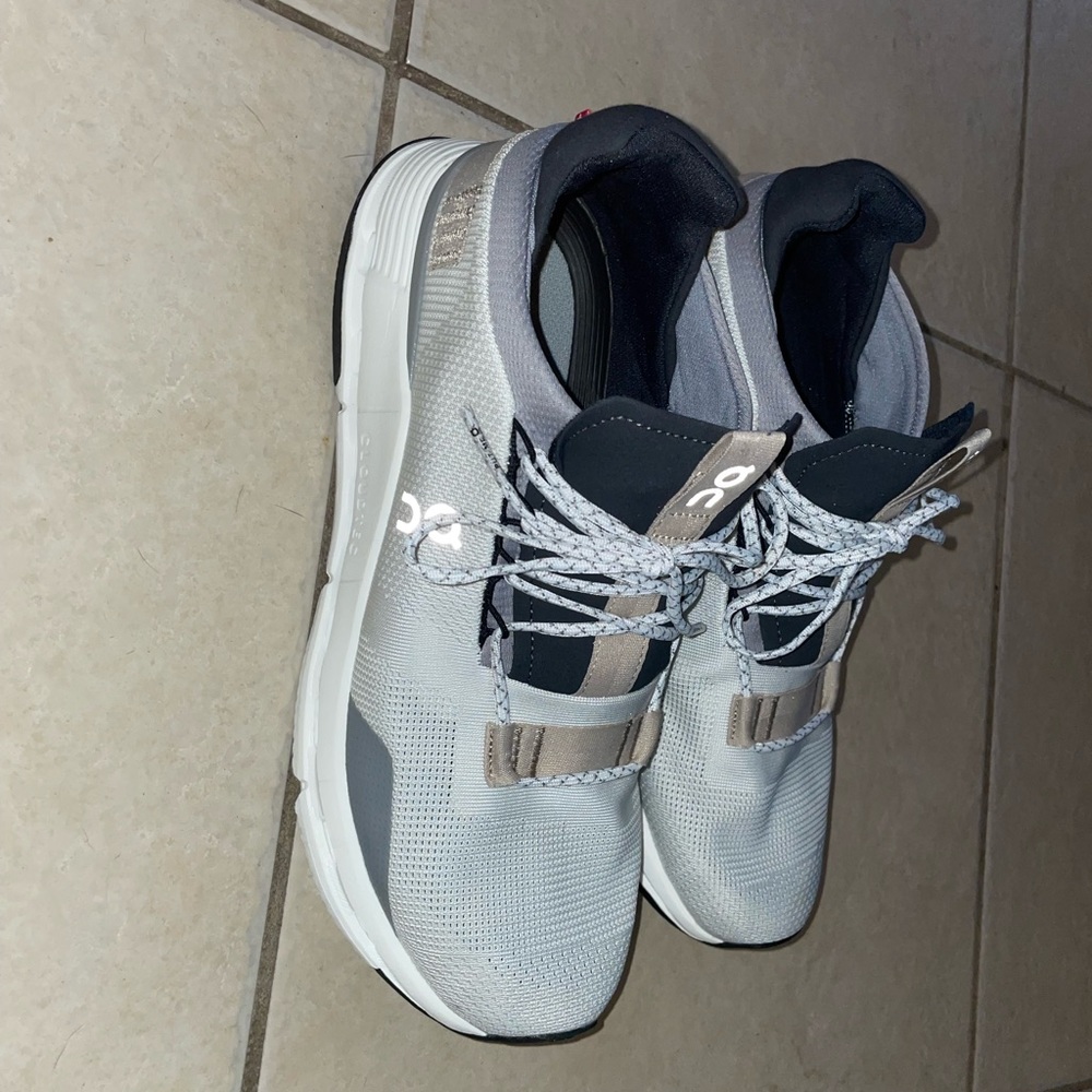 Cloudnova Onclouds. Men’s size 11. Womens 13.